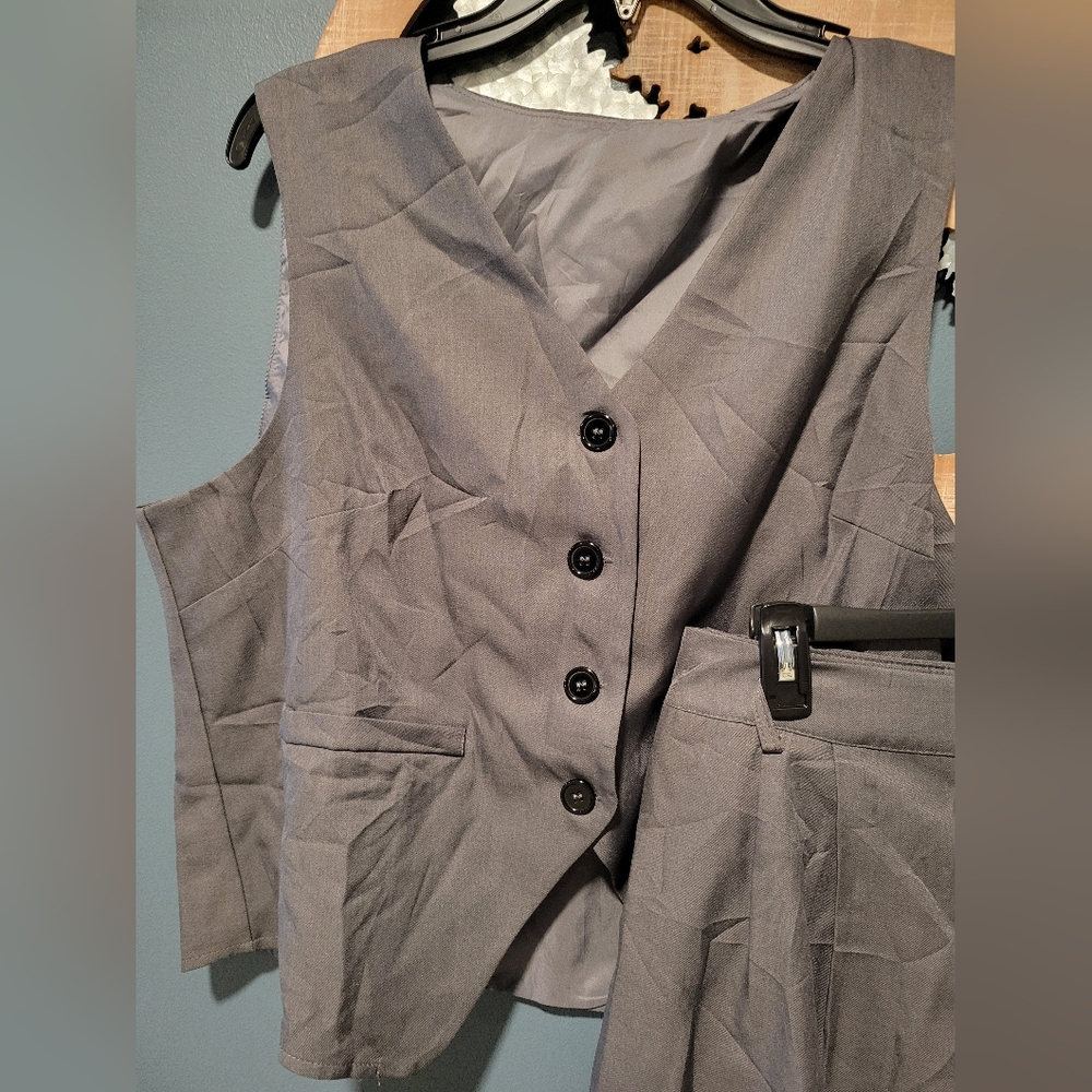 2pc Set Gray Button-Up Vest and Shorts Woman's Sz 2xl. Nwot. - Picture 3 of 6